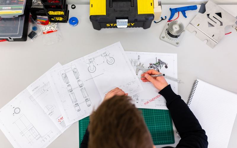 Línea de producción industrial con iluminación controlada y sistemas de inspección visual.