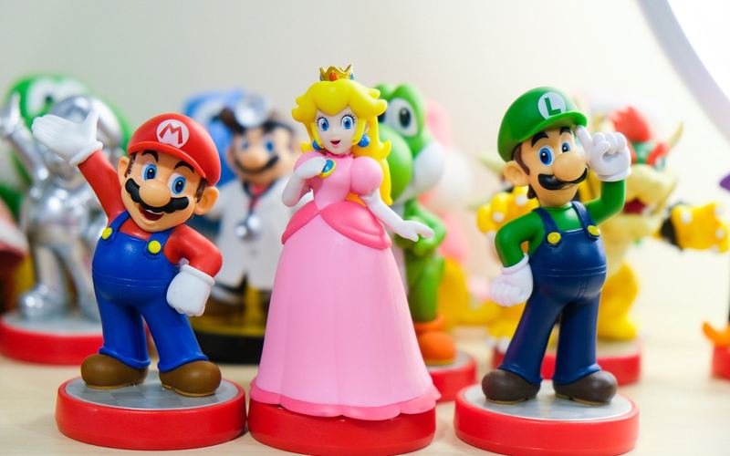 Cinta transportadora con cajas y paquetes en una planta de envasado.